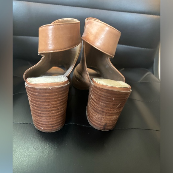 Good used condition Vince Camuto brown block heel sandal - Picture 4 of 4